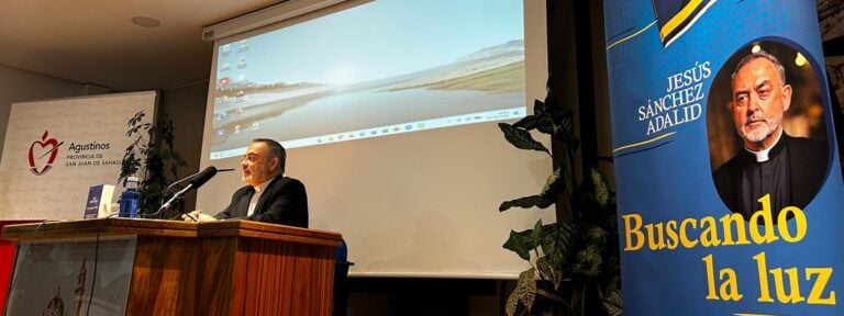 Jesús Sánchez Adalid, durante la presentación de 'Buscando luz'. Foto: VN