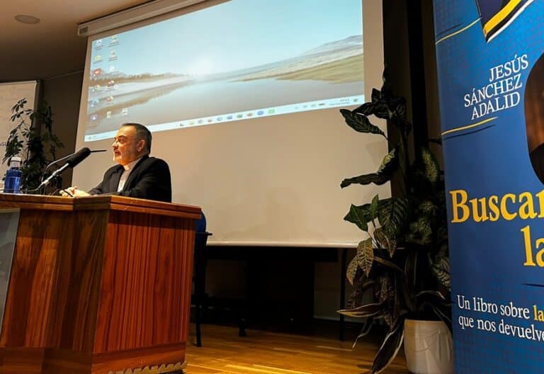 Jesús Sánchez Adalid, durante la presentación de 'Buscando luz'. Foto: VN