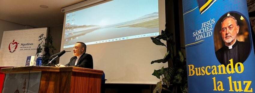 Jesús Sánchez Adalid, durante la presentación de 'Buscando luz'. Foto: VN