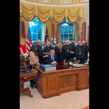 Obispos católicos, como los evangélicos, bendicen a Trump desde el Despacho Oval