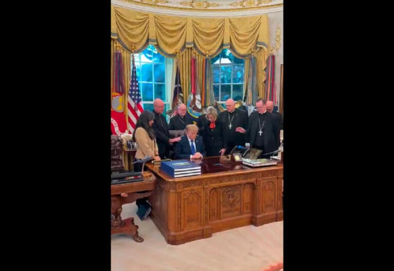 Obispos católicos rezan junto a Trump en el Despacho Oval
