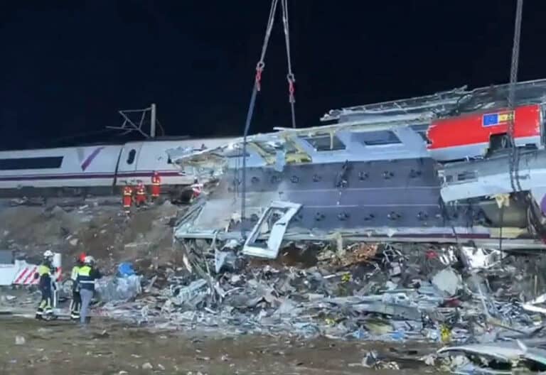 Captura de vídeo facilitada por la UME de las labores de rescate de personas atrapadas por el